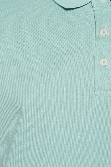 Groen poloshirt met korte mouwen van PRIVATE BLUE, knoopdetail en pique textuur van de stof.