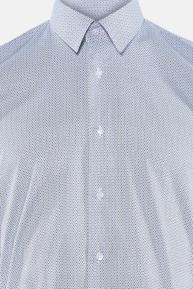 Chemise à manches longues bleue de PRIVATE BLUE avec un motif géométrique à hexagones et des boutons blancs.