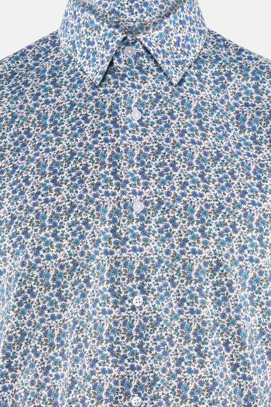 Blauw overhemd met lange mouwen van PRIVATE BLUE, bloemenprint op een witte achtergrond en knoopdetails.