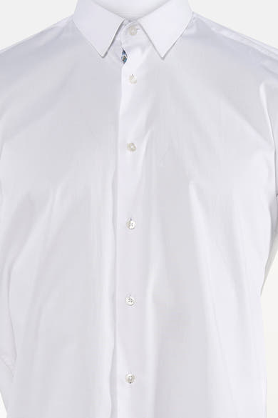 Chemise blanche à manches longues de PRIVATE BLUE, avec une patte de boutonnage et un col classique.
