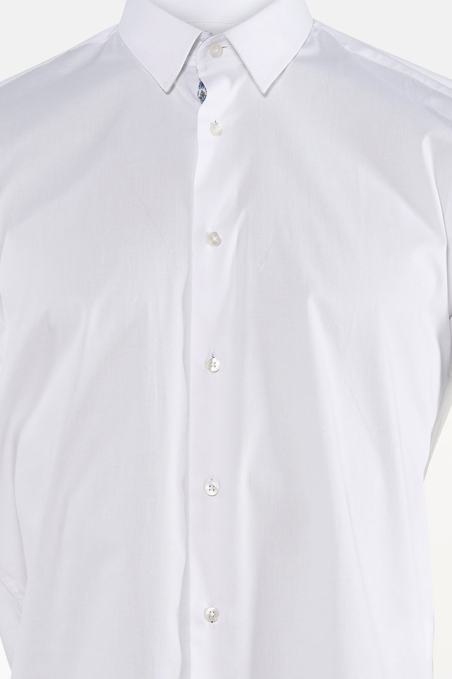 Chemise blanche à manches longues de PRIVATE BLUE, avec une patte de boutonnage et un col classique.
