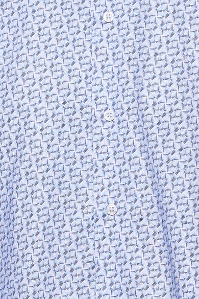 Détail d’une chemise à manches longues bleu clair à motif géométrique, avec trois boutons blancs visibles.