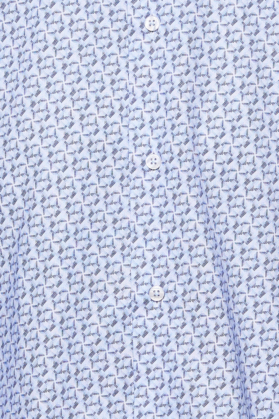 Détail d’une chemise à manches longues bleu clair à motif géométrique, avec trois boutons blancs visibles.