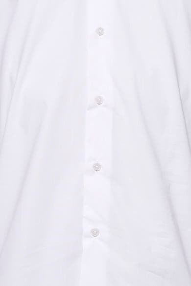 Détail d’une chemise blanche à manches longues PRIVATE BLUE avec patte de boutonnage.
