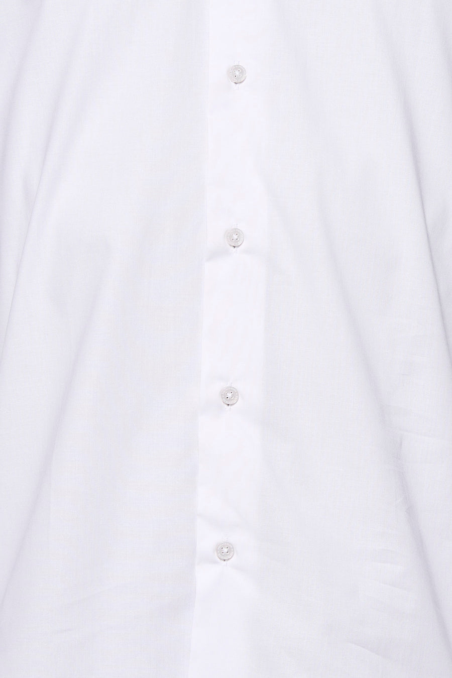 Détail d’une chemise blanche à manches longues PRIVATE BLUE avec patte de boutonnage.