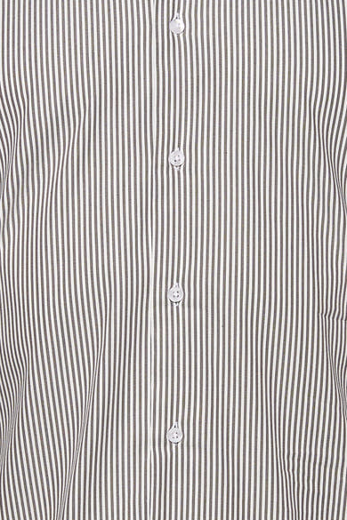 Gros plan sur la chemise à manches longues brun et blanc à fines rayures verticales de PRIVATE BLUE, avec boutons blancs.