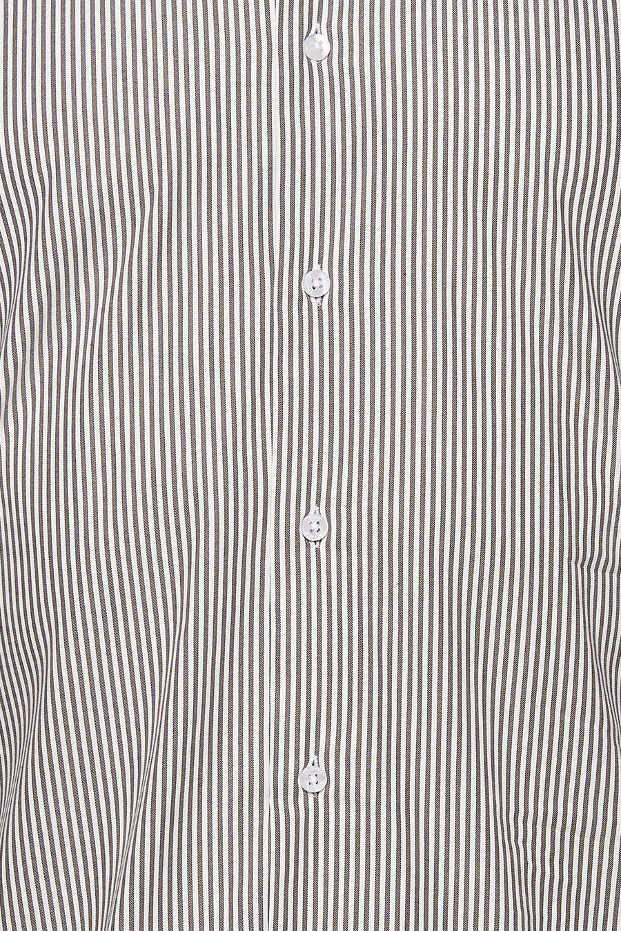 Gros plan sur la chemise à manches longues brun et blanc à fines rayures verticales de PRIVATE BLUE, avec boutons blancs.