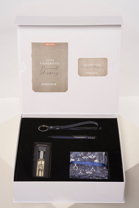 Private Blue geschenkset van PointCarré, met een parfum, sleutelhanger, potlood en een sjaal met hondenthema.
