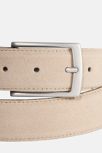 Ceinture en suède écru de Petrol Industries, avec boucle métallique rectangulaire argentée.
