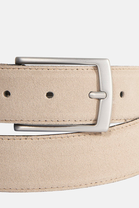 Ceinture en suède écru de Petrol Industries, avec boucle métallique rectangulaire argentée.