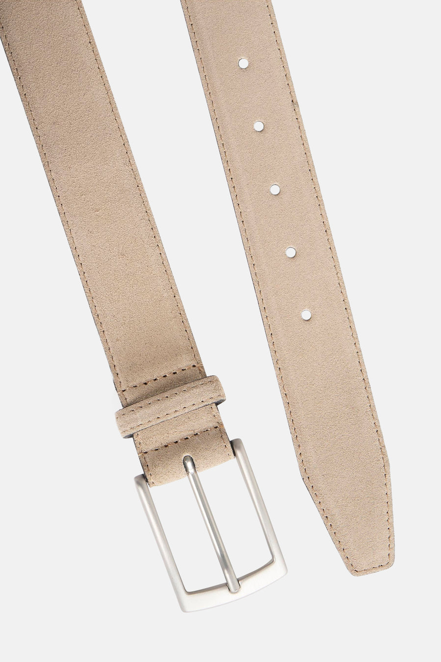 Ceinture écru en cuir suédé de Petrol Industries, avec boucle en métal argenté et coutures ton sur ton.