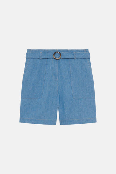 Lichtblauwe spijkerbroekshorts van CAROLL, hoge taille, met een ronde gesp riem en opgestikte zakken.