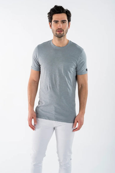 T-shirt bleu à manches courtes de PRESLY & SUN, porté avec un pantalon blanc uni.