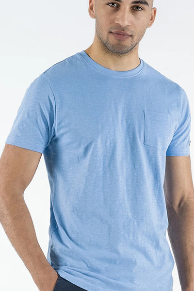 T-shirt bleu à manches courtes par PRESLY & SUN, avec une poche poitrine simple.