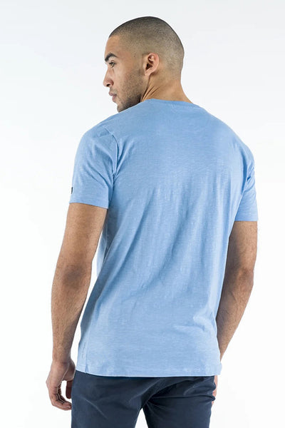 T-shirt bleu à manches courtes de PRESLY & SUN, visible de dos sur un homme.