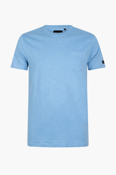T-shirt bleu à manches courtes de PRESLY & SUN, avec poche poitrine et étiquette noire sur la manche.