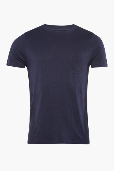T-shirt bleu à manches courtes de PRESLY & SUN, avec une poche poitrine discrète, sur fond blanc.