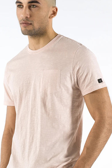 T-shirt rose à manches courtes de PRESLY & SUN, avec poche poitrine et étiquette discrète sur la manche.