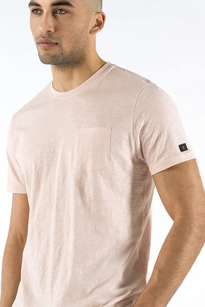 T-shirt rose à manches courtes de PRESLY & SUN, avec poche poitrine et étiquette discrète sur la manche.