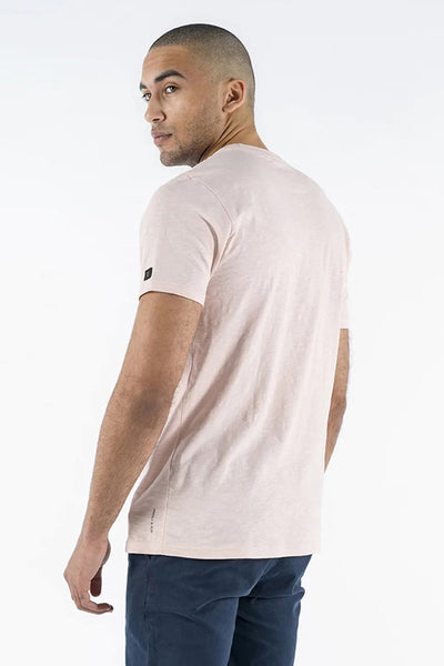 T-shirt rose à manches courtes de PRESLY & SUN, porté avec un pantalon bleu marine, vue de dos.