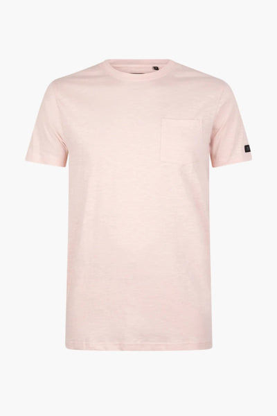 T-shirt rose à manches courtes de PRESLY & SUN, avec poche poitrine et étiquette noire sur la manche.