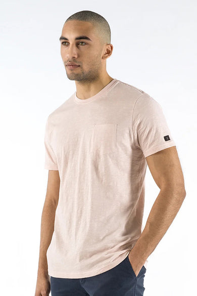 T-shirt rose à manches courtes de PRESLY & SUN, avec poche poitrine et logo sur la manche.