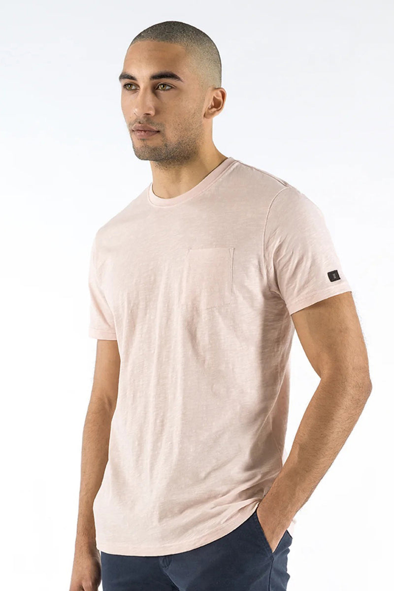 T-shirt rose à manches courtes de PRESLY & SUN, avec poche poitrine et logo sur la manche.