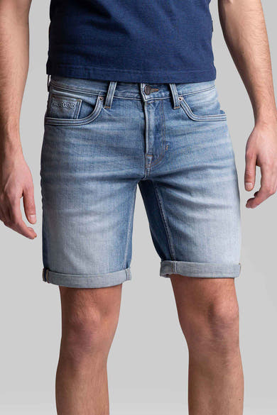 Korte spijkerbroek in blauwe denim van PME Legend, met achterzakken en omgeslagen zomen.