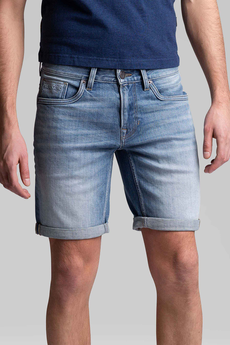 Korte spijkerbroek in blauwe denim van PME Legend, met achterzakken en omgeslagen zomen.