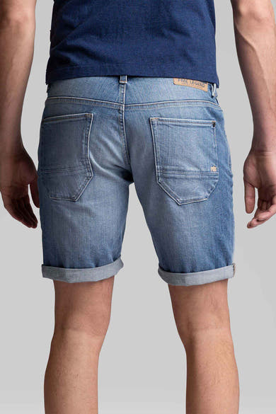 Short en denim bleu de PME Legend, avec poches arrière et ourlets retroussés.