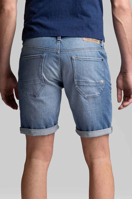 Short en denim bleu de PME Legend, avec poches arrière et ourlets retroussés.