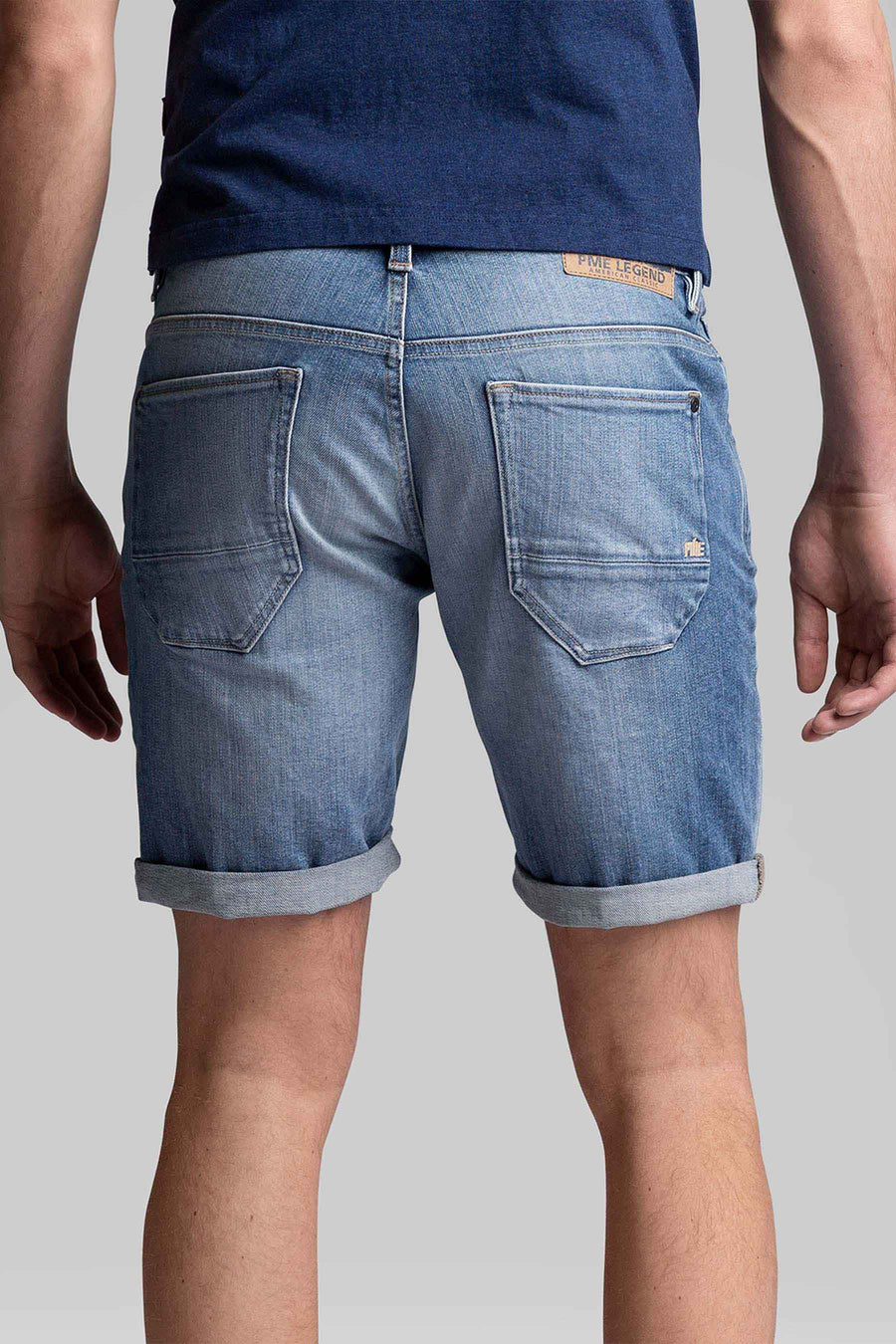 Short en denim bleu de PME Legend, avec poches arrière et ourlets retroussés.