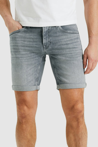 Short en denim gris de PME Legend, avec ourlets roulés et portés avec un t-shirt blanc.
