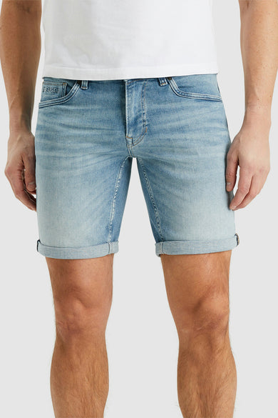 Short en denim bleu clair de PME LEGEND, avec ourlets roulés et détails subtils d'usure.
