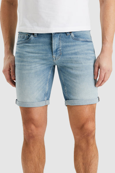 Short en denim bleu clair de PME Legend, avec ourlets retroussés et devant d'une chemise blanche.
