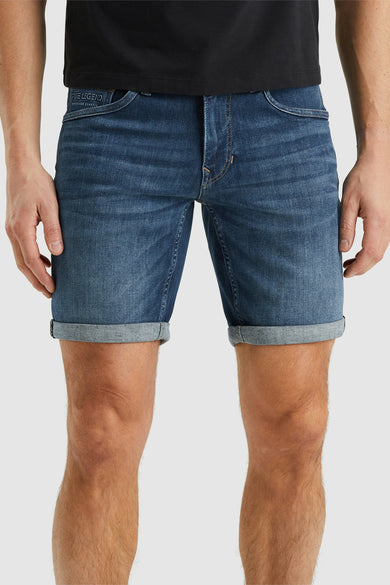 Short en jean bleu de PME Legend, avec ourlets retroussés et une coupe décontractée.