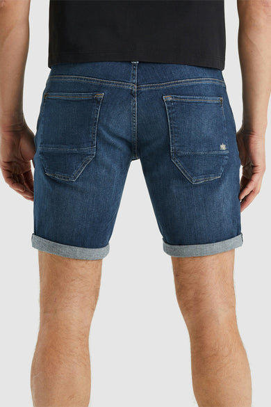 Short en denim bleu de PME Legend, avec poches arrière et ourlets roulés.
