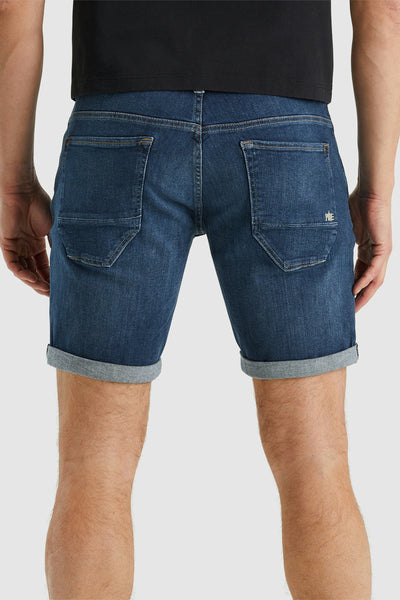 Short en denim bleu de PME Legend, avec poches arrière et ourlets roulés.
