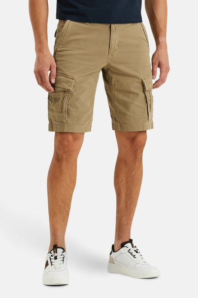 Short beige de Pme Legend, avec poches cargo et porté avec des chaussures blanches.
