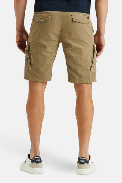 Short cargo beige de Pme Legend, avec poches latérales et arrière, porté avec des chaussures blanches.

