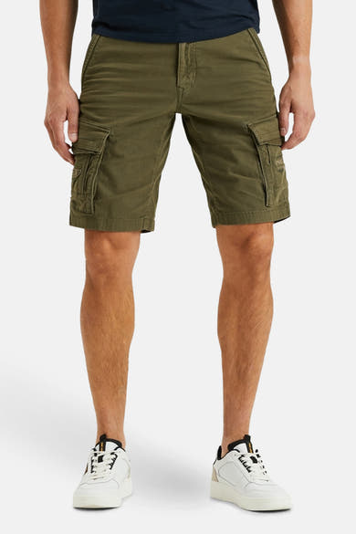 Korte groene cargo van Pme Legend, met zij- en achterzakken, gedragen met witte sneakers.