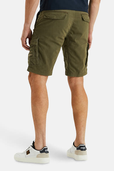 Short cargo vert de Pme Legend, avec poches latérales et arrière, porté avec des baskets blanches.
