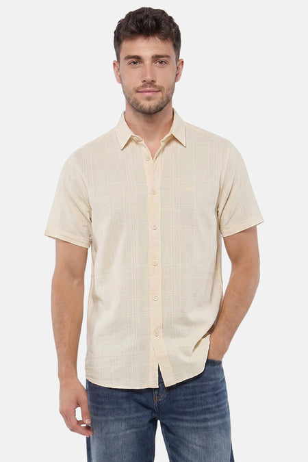 Chemise jaune clair à manches courtes de PME LEGEND, à carreaux discrets, portée avec un jean bleu.