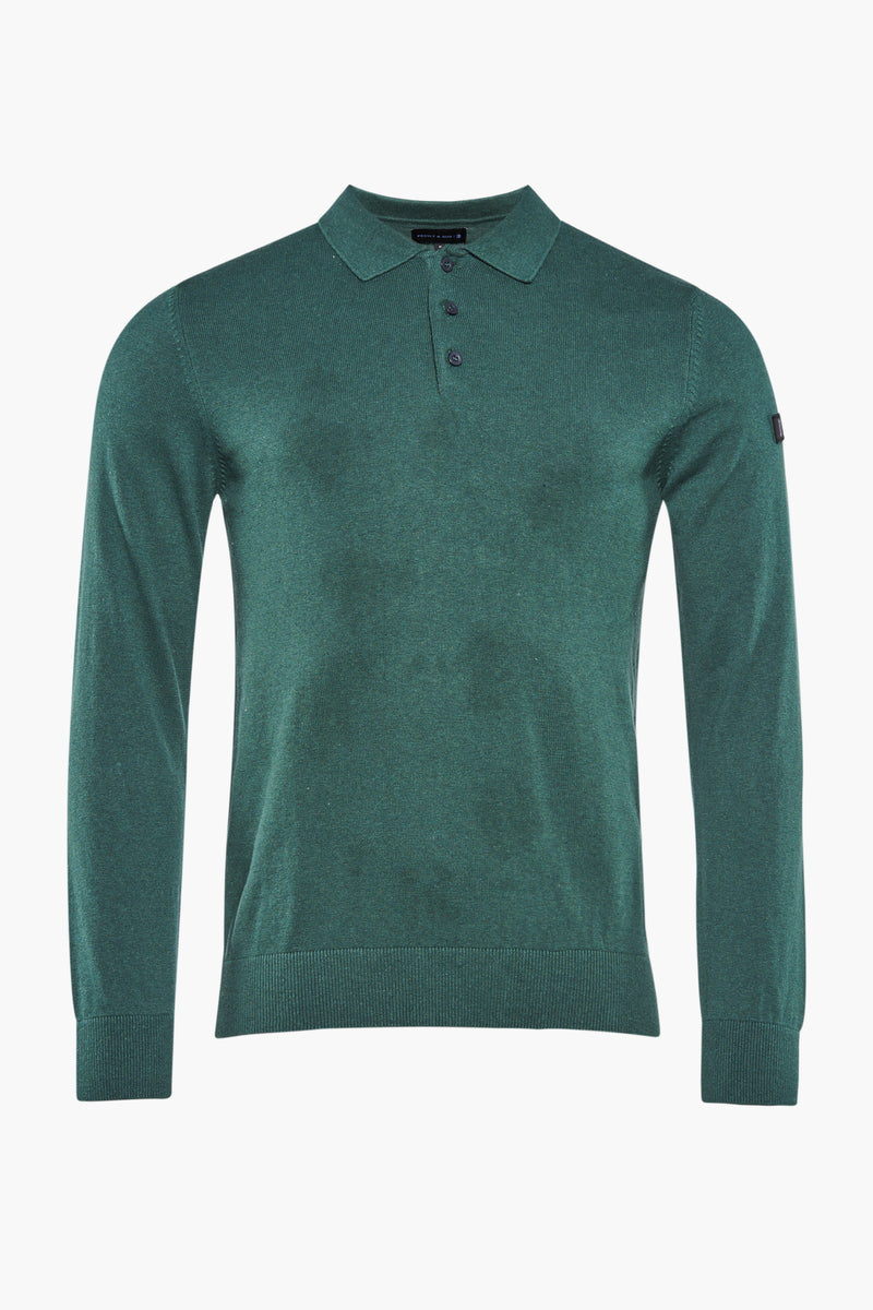 Groene gebreide trui, van PRESLY & SUN, met een polokraag met knopen en een discreet zwart label op de mouw.