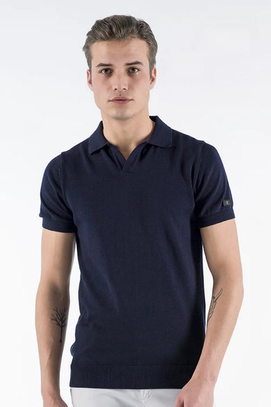 Polo bleu de PRESLY & SUN avec manches courtes et détail du logo sur la manche.