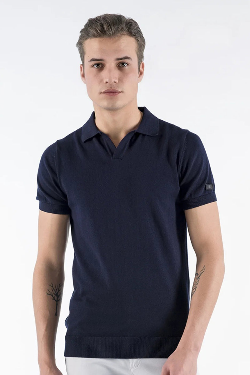 Polo bleu de PRESLY & SUN avec manches courtes et détail du logo sur la manche.