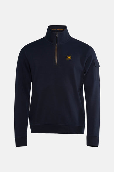 Blauwe sweater met opstaande kraag van PME Legend, met zichtbare ritssluiting en decoratief embleem.