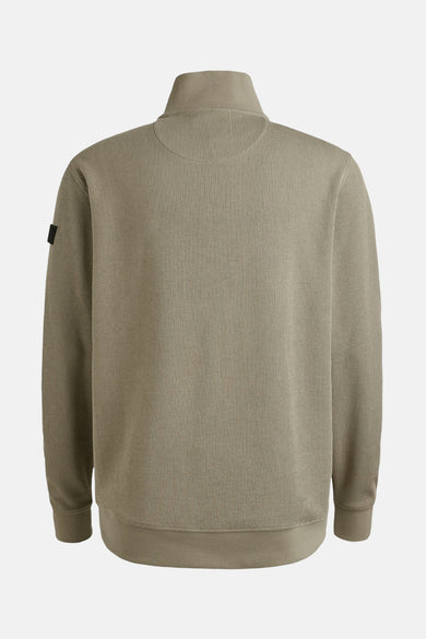 Sweat beige à col montant de PME Legend, en texture côtelée, avec une étiquette noire sur la manche gauche.