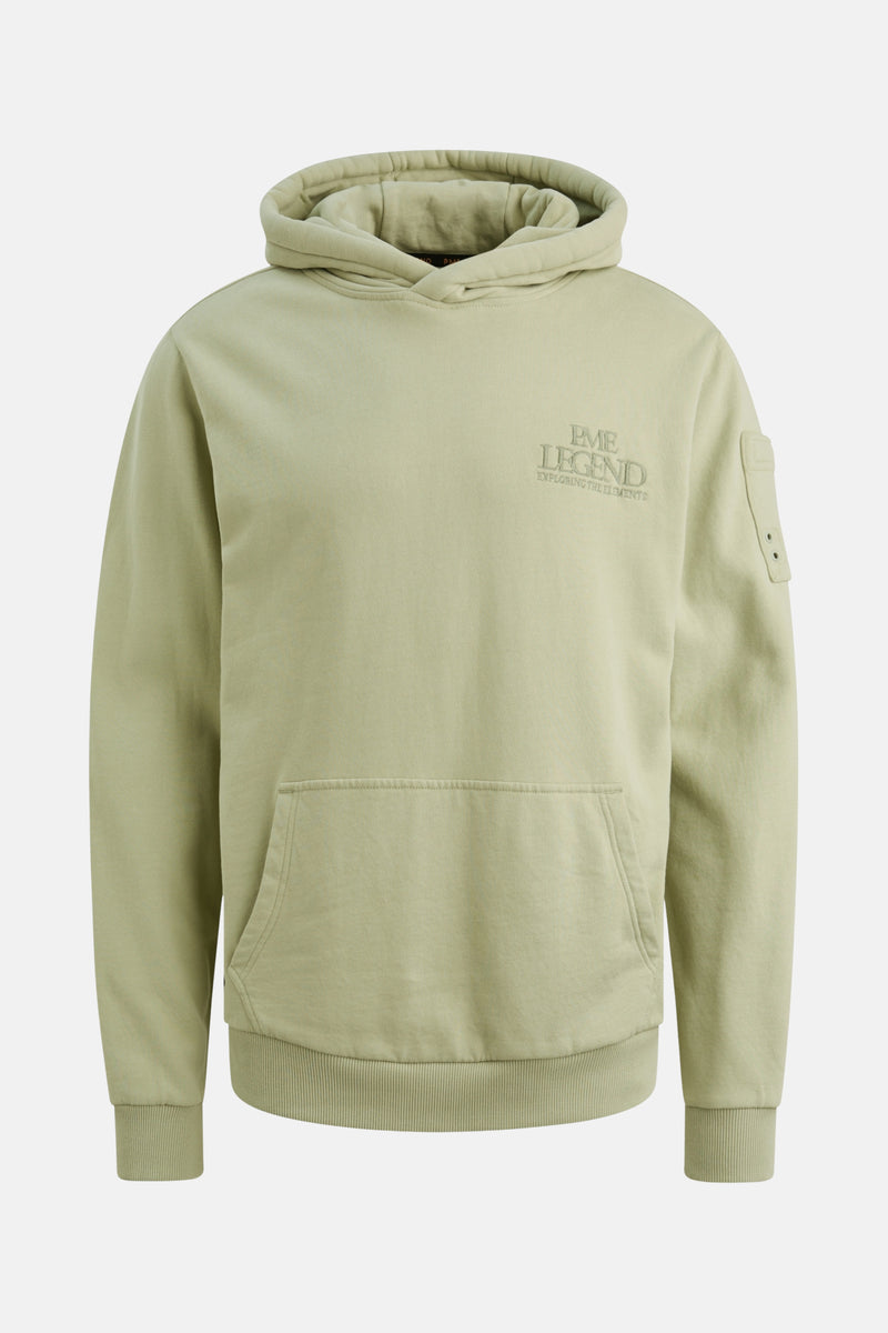 Sweat à capuche vert de PME Legend avec poche kangourou et logo discret brodé sur la poitrine.
