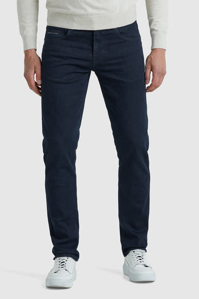 Rechte donkerblauwe denim jeans van PME Legend met een gebreide trui en witte sneakers.